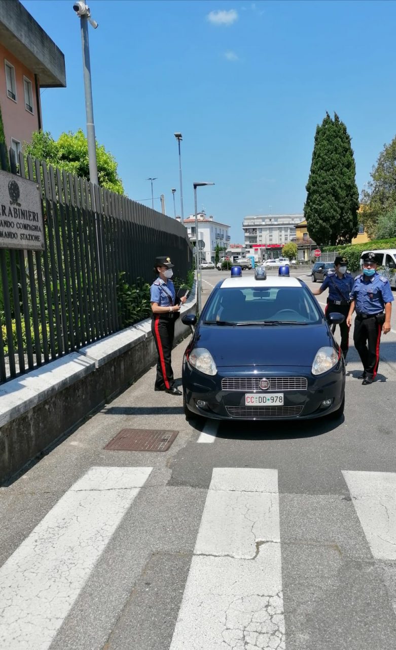 Ladro sommelier nasconde 12 bottiglie di vino sotto i vestiti… nel costume intero da donna