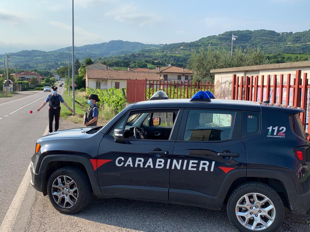 E’ agli arresti domiciliari ma recapita lo stupefacente ai clienti tramite i pony express