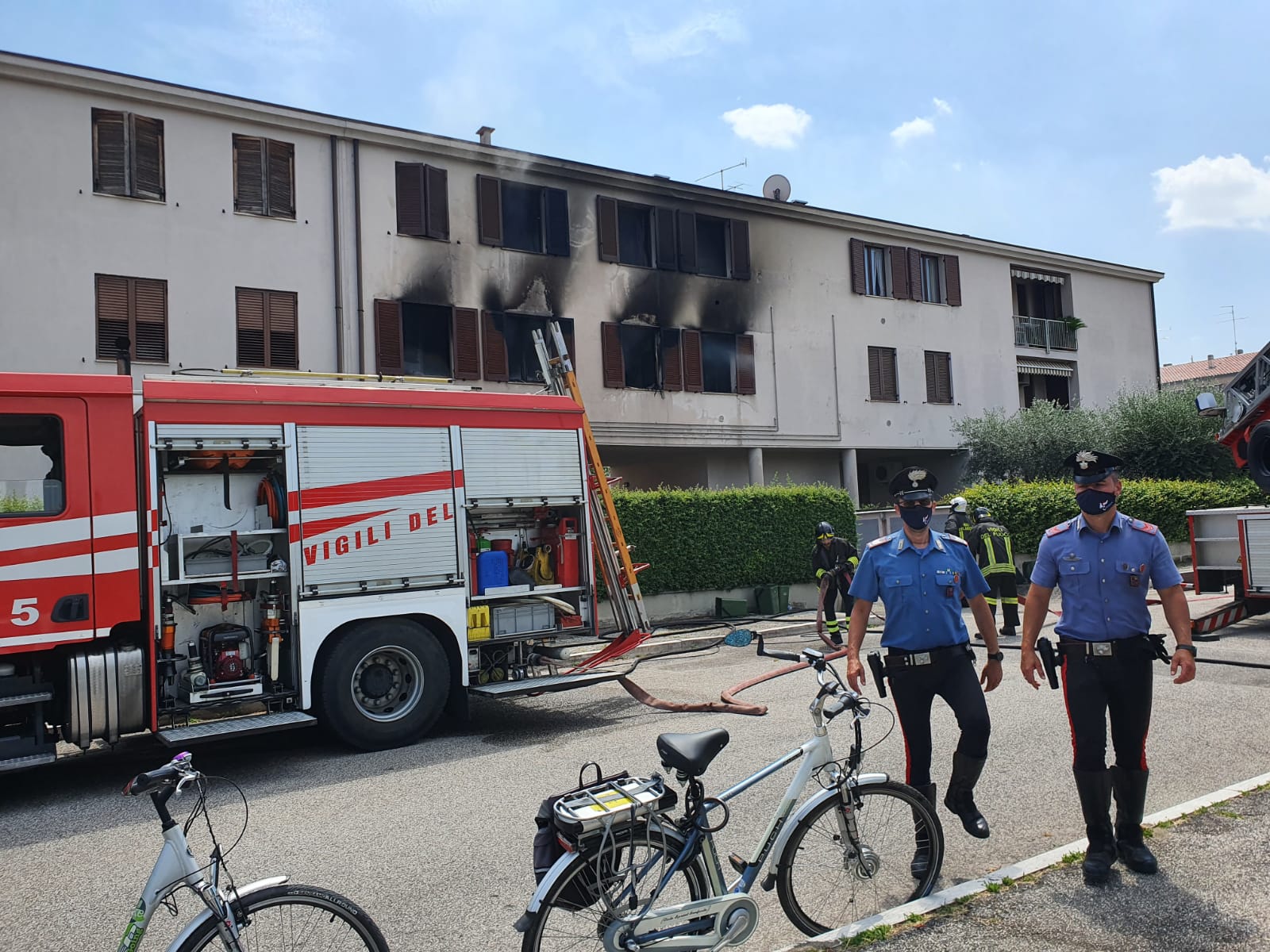 Parte del complesso residenziale in fiamme a Peschiera del Garda, due appartamenti inagibili