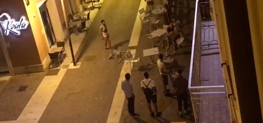 Lite nella notte a Legnago: distrutti tavolini del bar Gabbia e una vetrina VIDEO