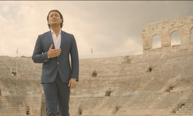 Vittorio Grigolo canta l’Inno di Mameli nell’Arena di Verona, una grande emozione VIDEO