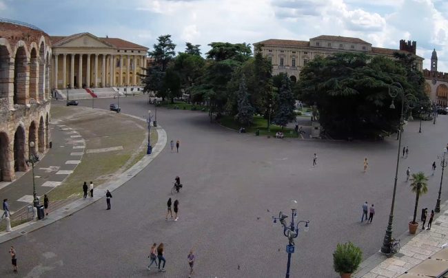 Piazza Bra senza auto: la proposta dell’assessore Ferrari accende il dibattito a Verona