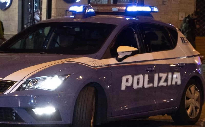 Scaraventa a terra gli scooter e calcia le serrande, arrestato 23enne a Verona