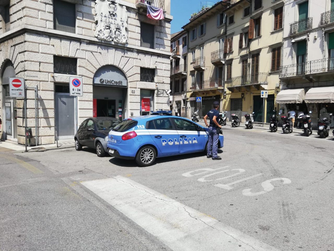 Scippa una ragazza e sferra un pugno in volto all’amica che cerca di recuperare il denaro