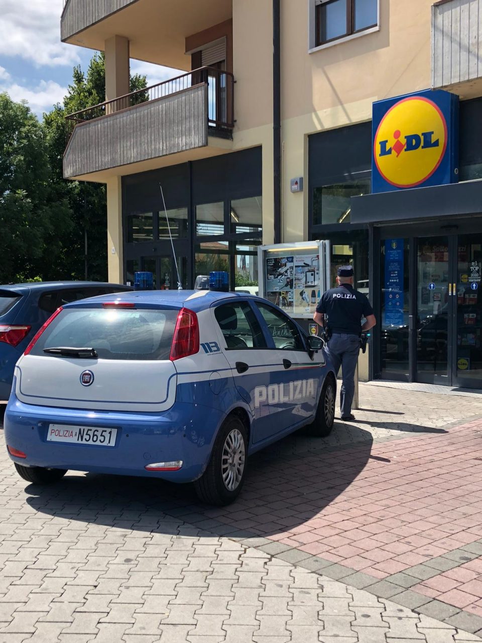 Ubriaco entra al Lidl e tenta di rubare dei pantaloni, fermato dagli agenti inveisce contro di loro