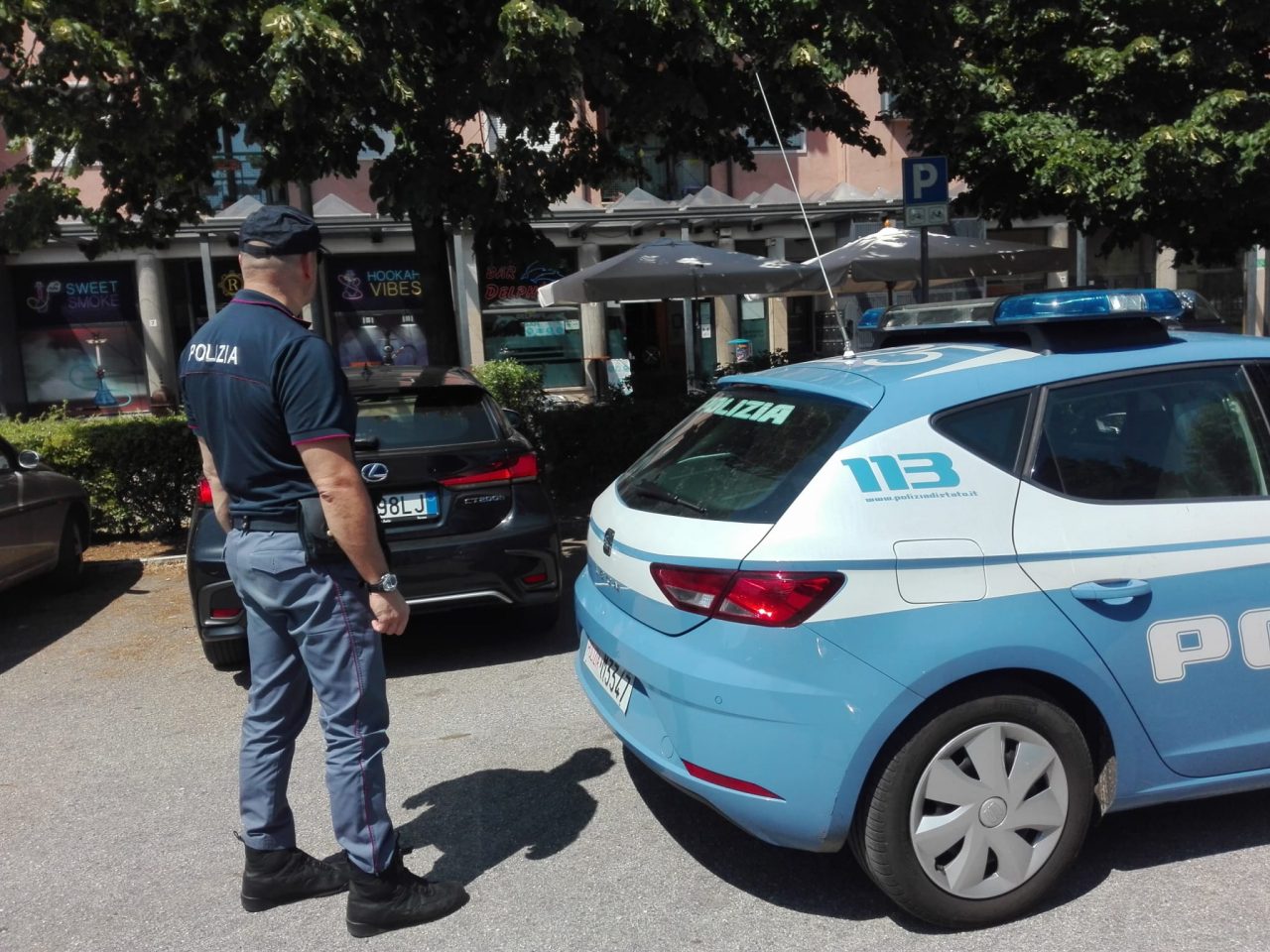 Ubriaco pretende altri alcolici, inveisce contro gli agenti e cerca di rubargli le manette, arrestato