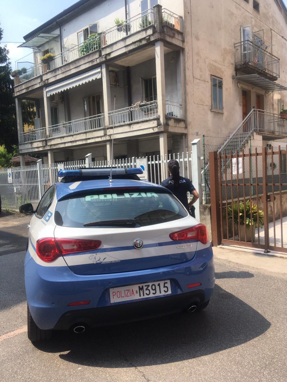 Dopo una lite colpisce con una sbarra di ferro l’ex moglie e l’amica, arrestato