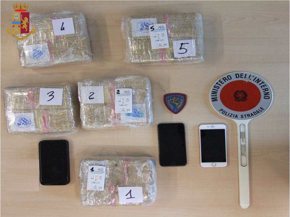 Fermato sulla Transpolesana, 38enne piange disperato quando gli agenti trovano i 5 chili di eroina nell’auto