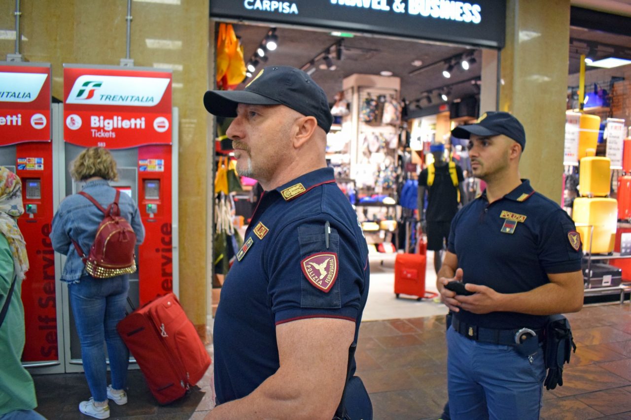 Controlli nelle stazioni ferroviarie: arrestato un 27enne ricercato, condannato per furto e ricettazione