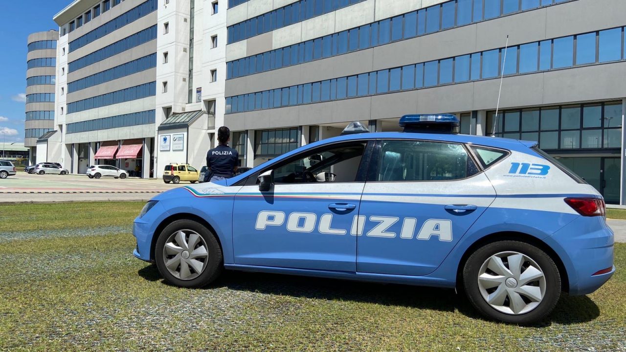 Entra negli uffici di Agenzia Veneta con una tanica e colpisce col bastone chi gli blocca la strada