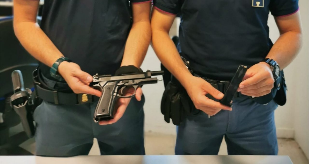 Viaggia con una scacciacani sprovvista di tappo rosso nascosta sotto al sedile, denunciato 38enne