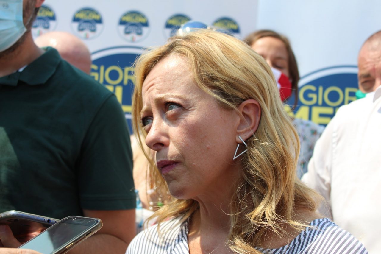 Meloni: “Proroga dello stato di emergenza? Così Azzolina può buttare soldi per il banco con le rotelle”