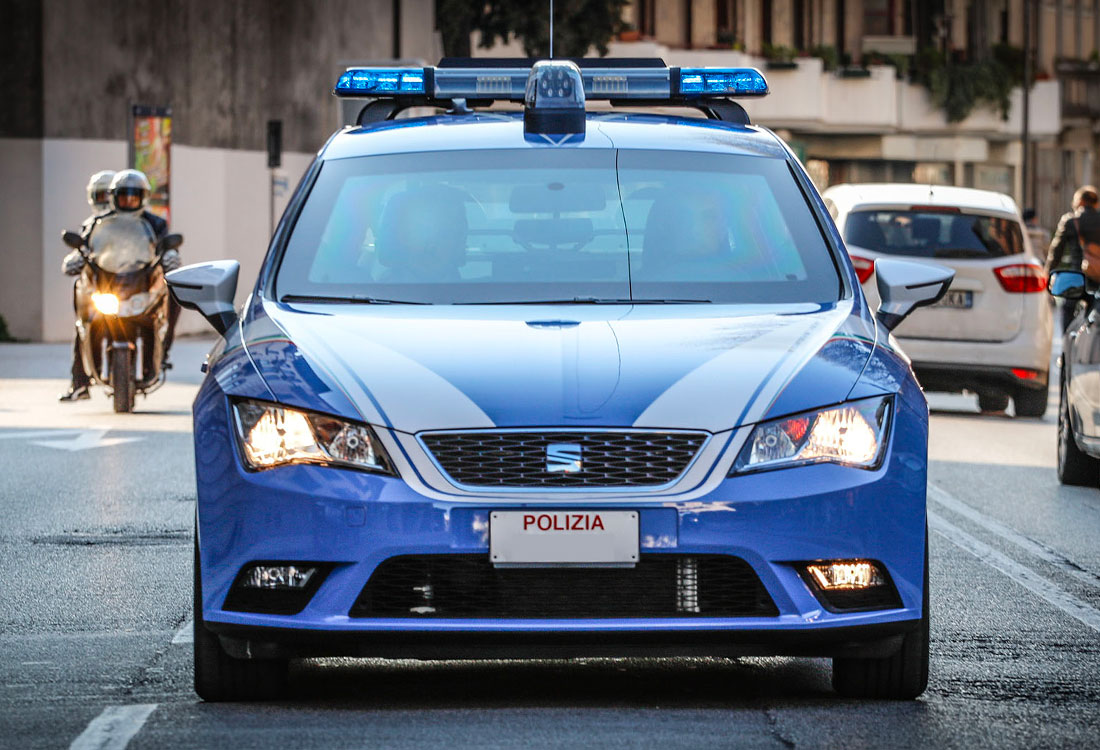 Importuna i passeggeri sull’autobus, in tasca aveva un martelletto frangi-vetro