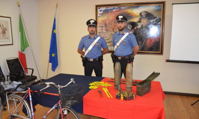 Nel cestino della bici e a casa una “santabarbara” con ordigni esplosivi da guerra: arrestato 68enne