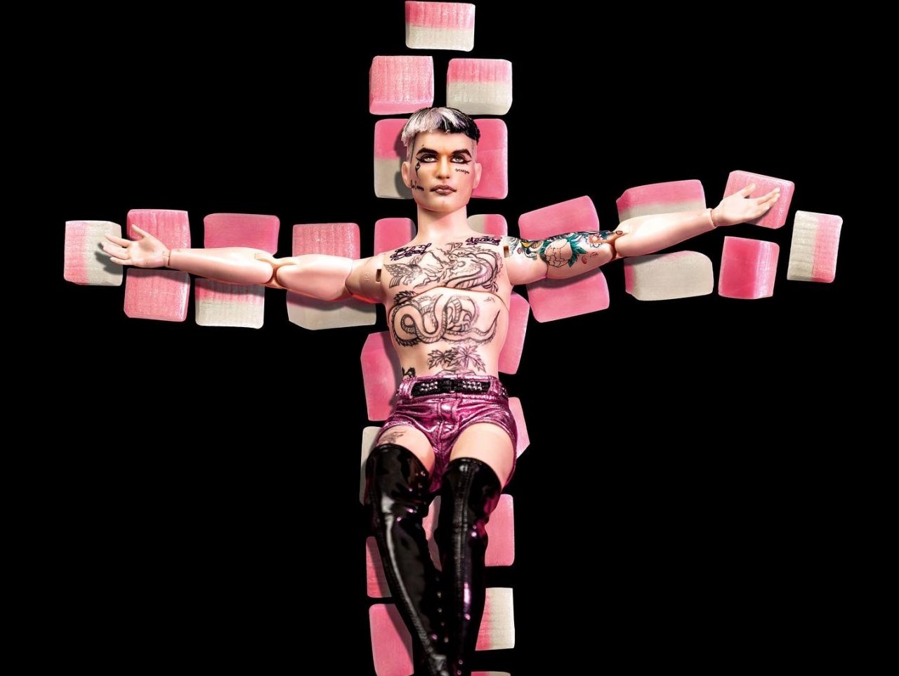 Achille Lauro in versione Ken di Barbie fa impazzire l’onorevole: “E’ da cura psichiatrica”