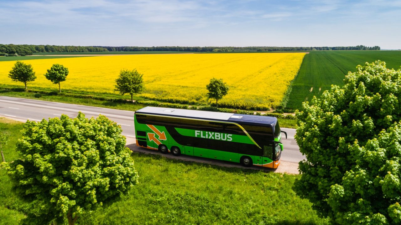 FlixBus riattiva le rotte fra il Veronese e 70 mete: ripartono i collegamenti stagionali con il Garda