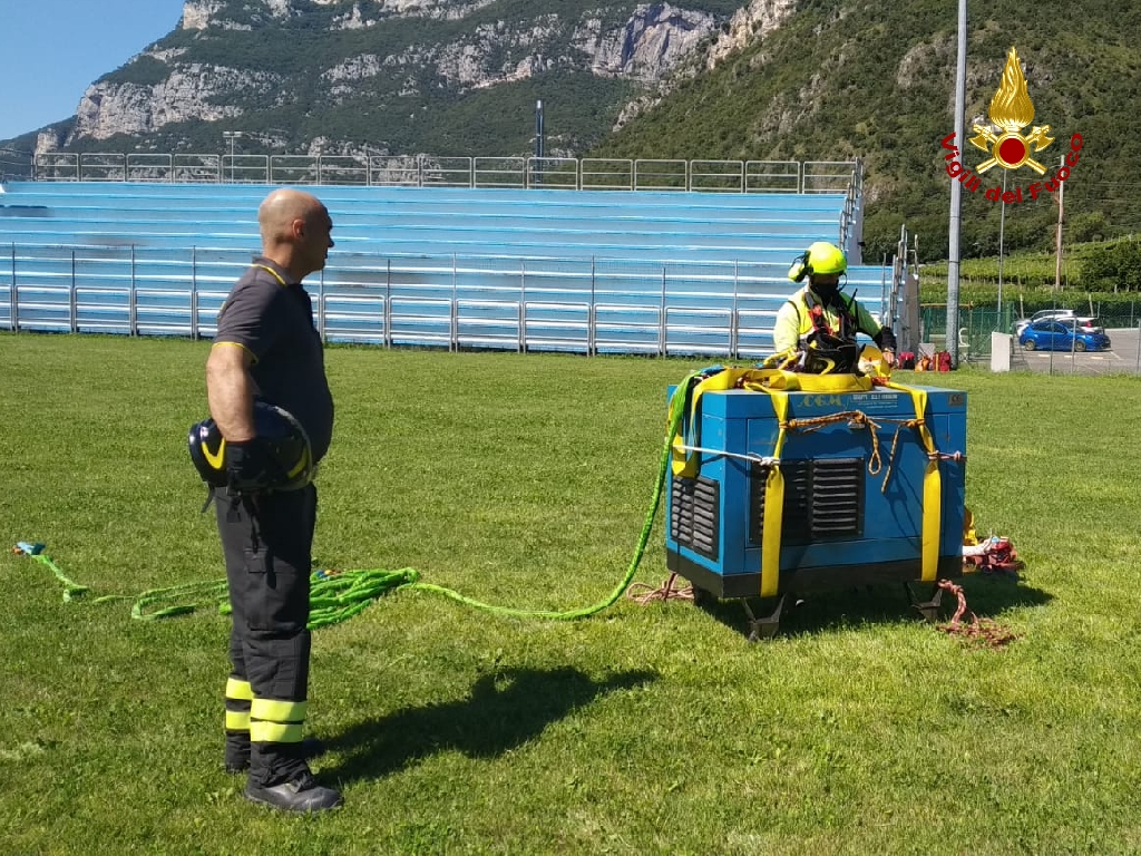 Impianto elettrico fuori uso al rifugio: nuovo gruppo elettrogeno trasportato in quota con l’elicottero – VIDEO