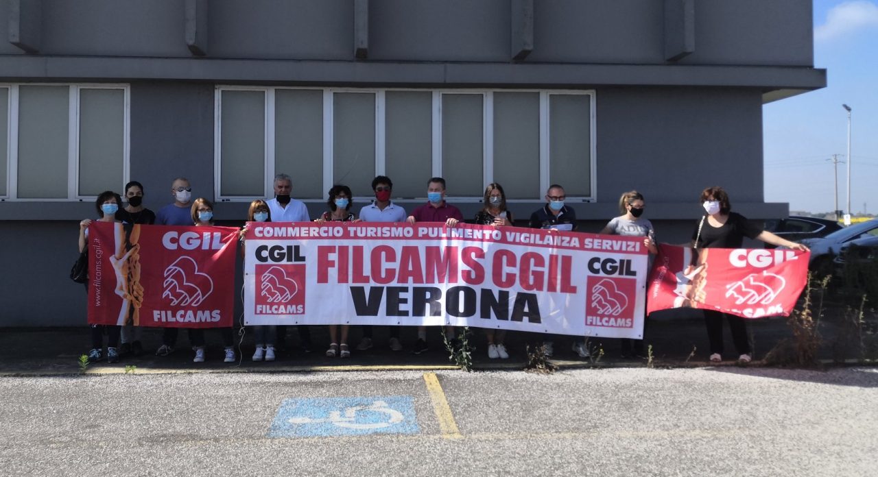 Lavoratori davanti al Mercatone Uno di Legnago lanciano un grido: “Fateci lavorare” FOTO E VIDEO