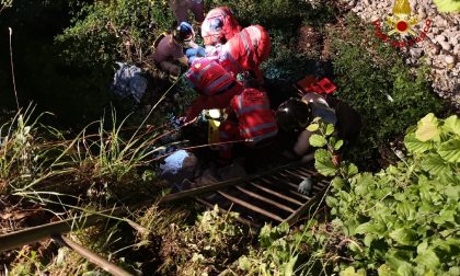 Bambina cade con la bici in un torrente a Grezzana, salvata dopo un volo di 4 metri FOTO