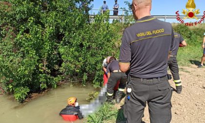 Auto finisce nel canale e prende fuoco, trovato 53enne di Villa Bartolomea senza vita
