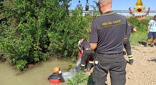 Auto finisce nel canale e prende fuoco, trovato 53enne di Villa Bartolomea senza vita