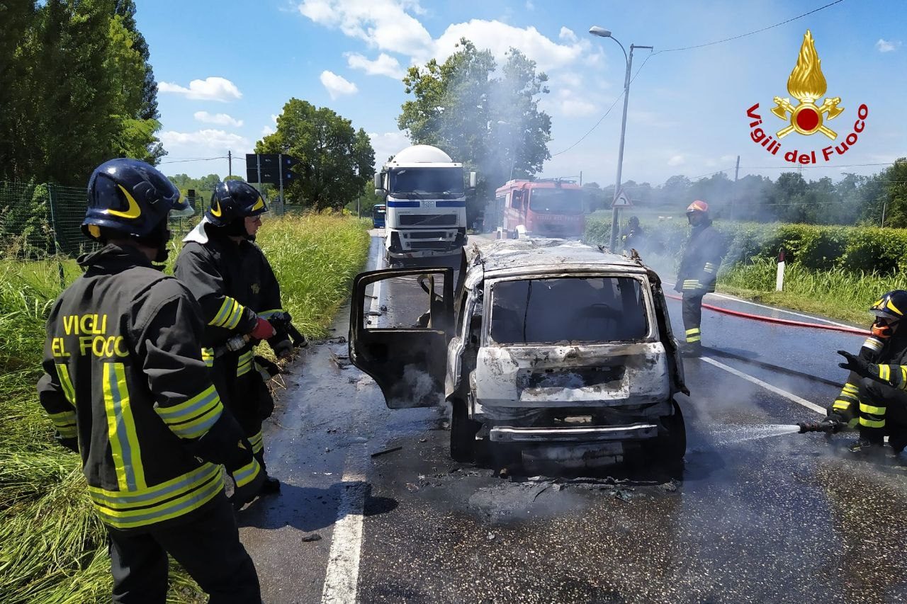 Tragedia a Sona: l’auto prende fuoco dopo lo scontro con l’autocarro, 60enne muore carbonizzata
