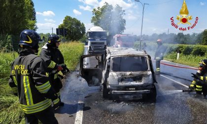 Tragedia a Sona: l'auto prende fuoco dopo lo scontro con l'autocarro, 60enne muore carbonizzata