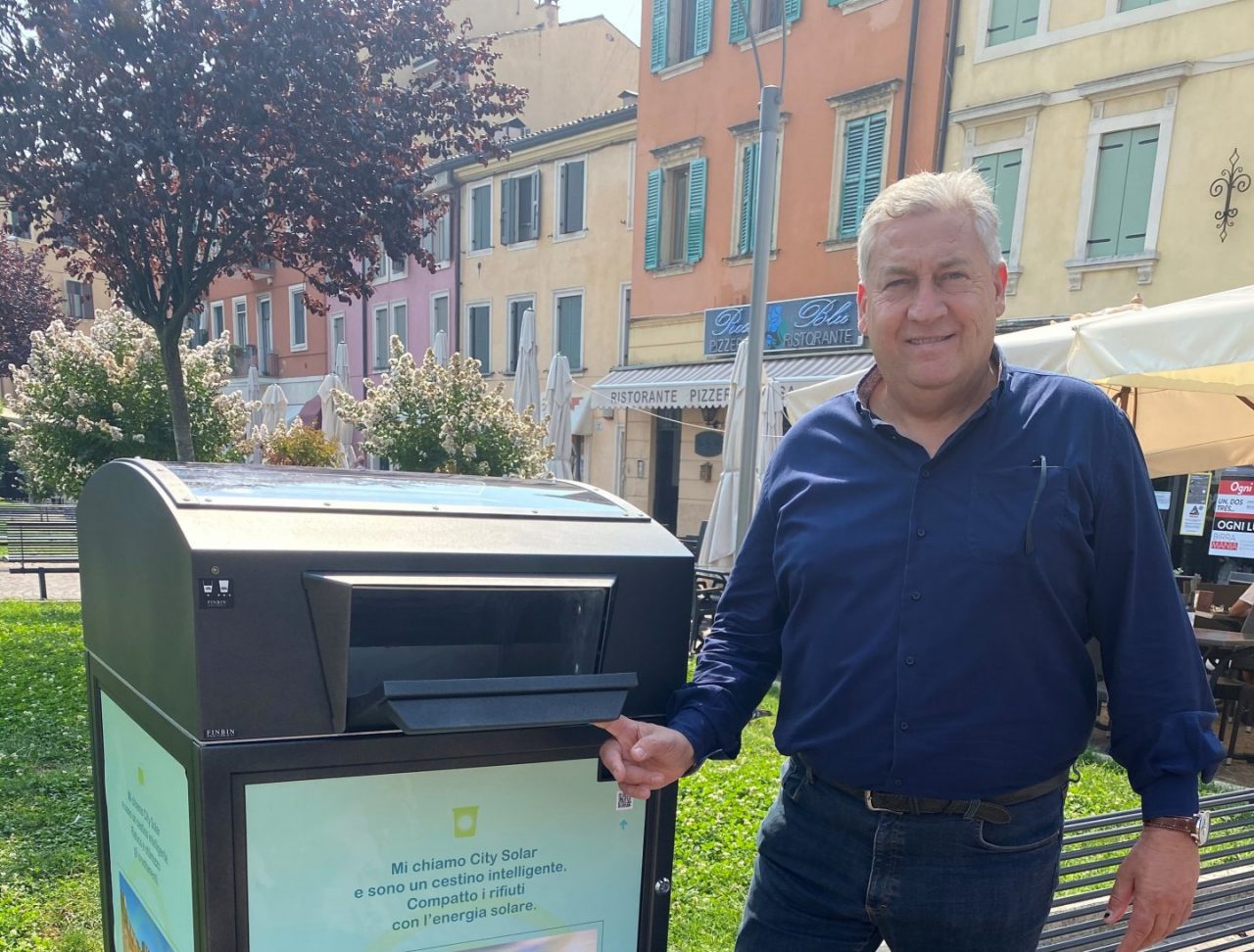 Cestini per rifiuti ad energia solare: Amia sperimenta i dispositivi di nuova generazione