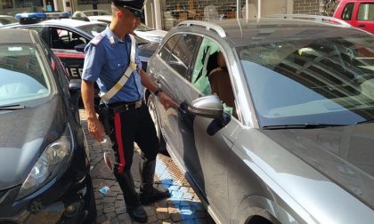 Sorpreso mentre infrange i finestrini per rubare oggetti nelle auto, arrestato 23enne