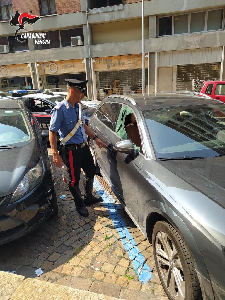 Sorpreso mentre infrange i finestrini per rubare oggetti nelle auto, arrestato 23enne