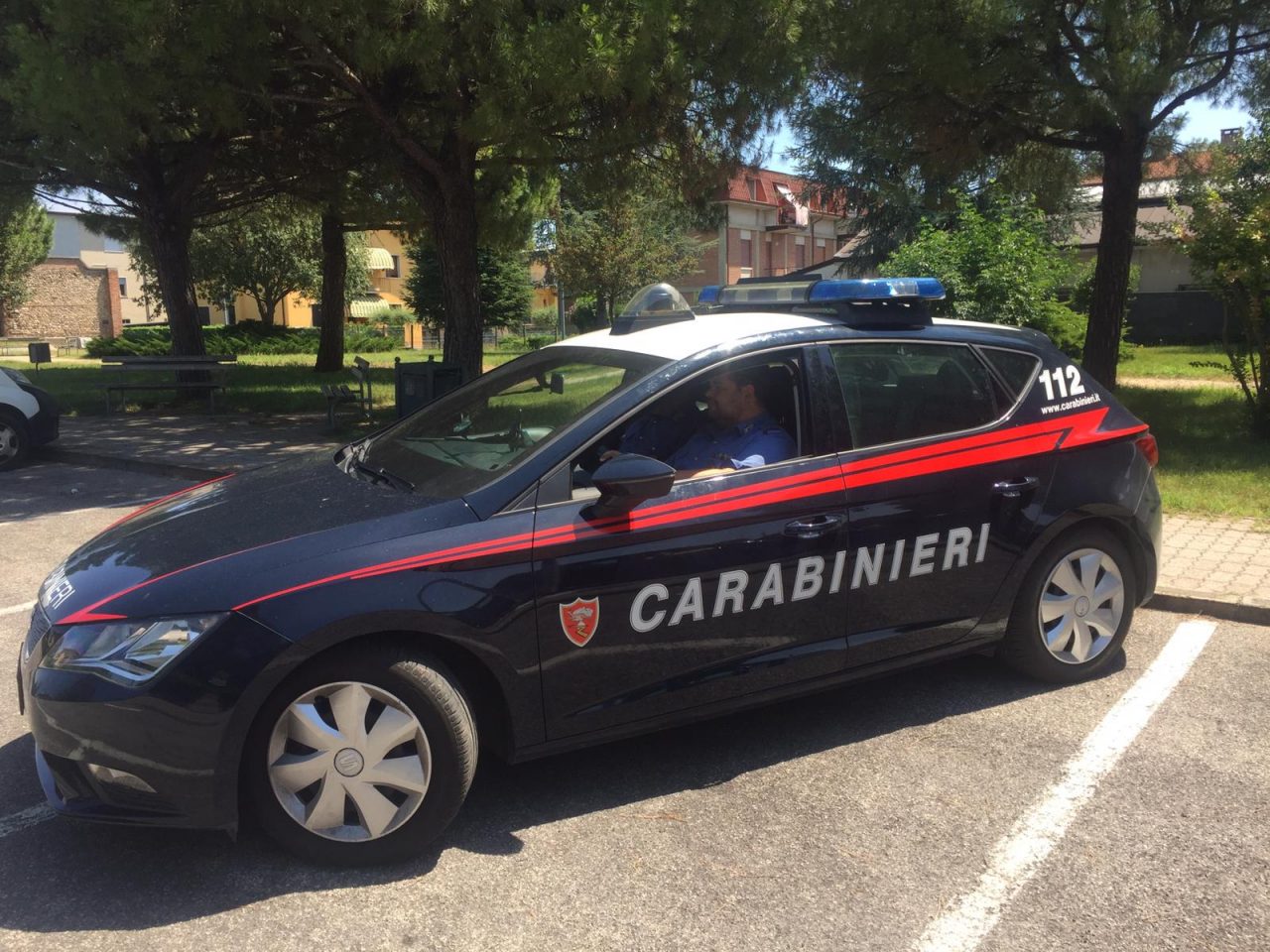 Tradito dall’odore pungente della marijuana e del via vai di giovani, arrestato 39enne a Villafranca