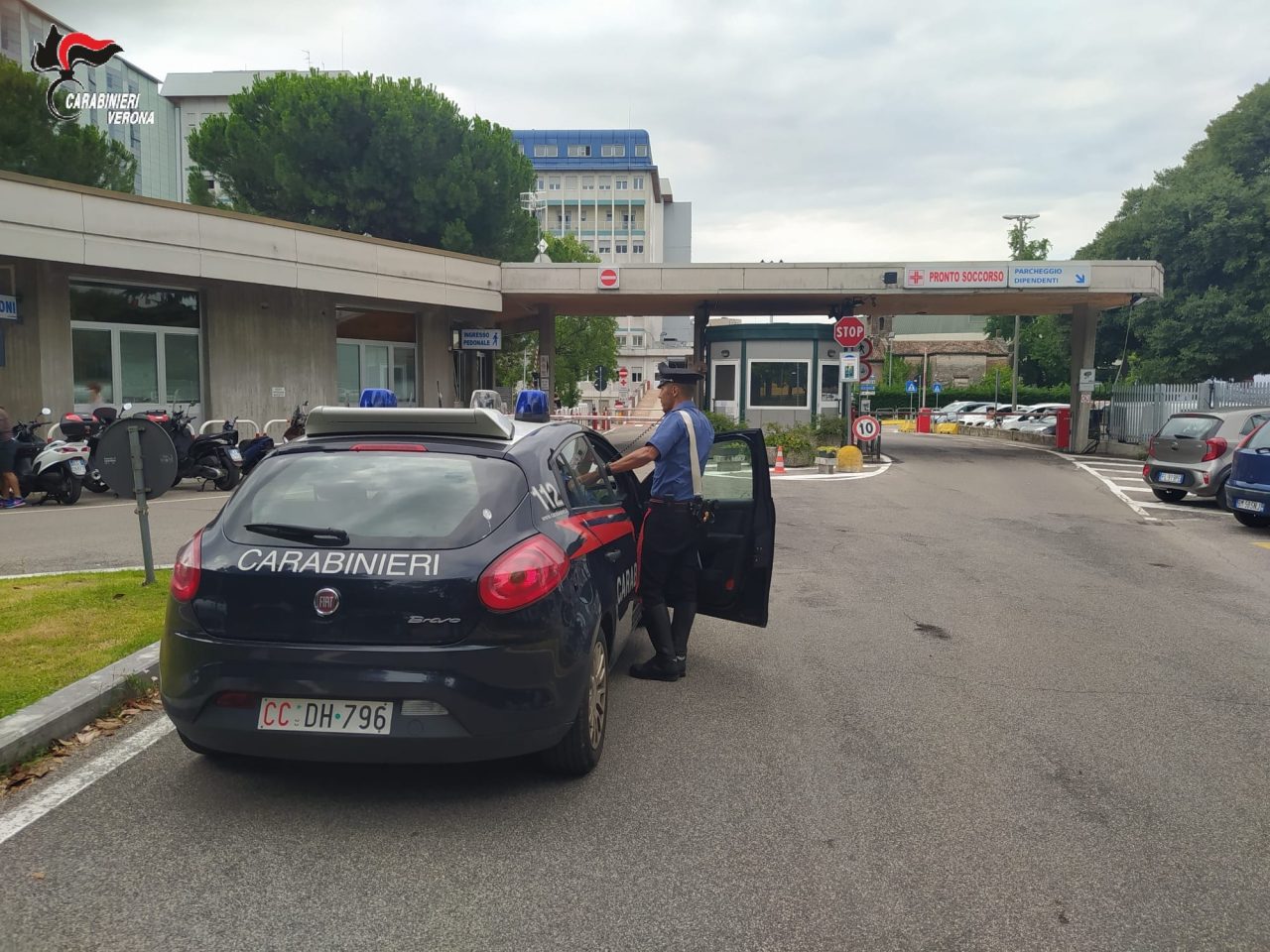 Carabinieri intervengono per calmare un ubriaco e lui distrugge a calci la portiera della volante