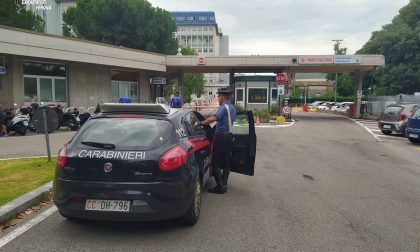 Carabinieri intervengono per calmare un ubriaco e lui distrugge a calci la portiera della volante