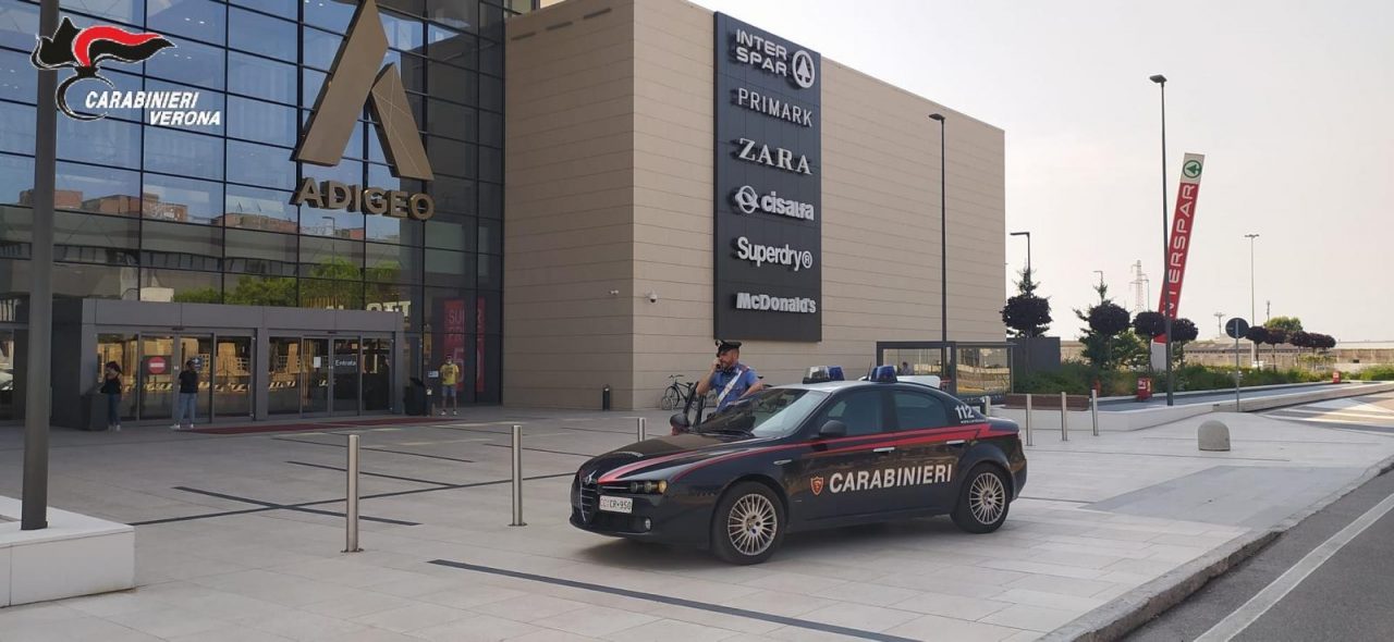 Forza la serratura dell’armadio di sicurezza all’Adigeo e svuota uno zaino, arrestato 26enne
