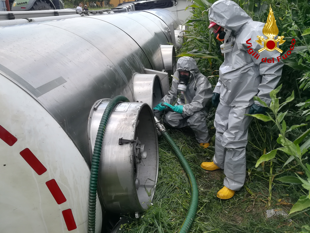 Autocisterna con 19mila litri di acido fosforico si è ribaltata a Bovolone FOTO E VIDEO
