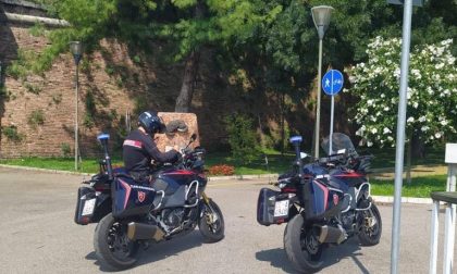 Sfila dal palo della segnaletica stradale una bicicletta con catena e lucchetto, arrestato un 28enne