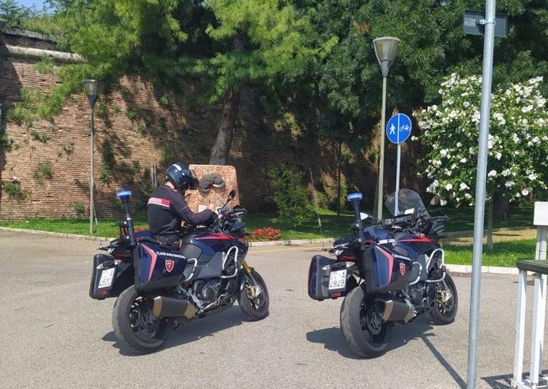 Sfila dal palo della segnaletica stradale una bicicletta con catena e lucchetto, arrestato un 28enne