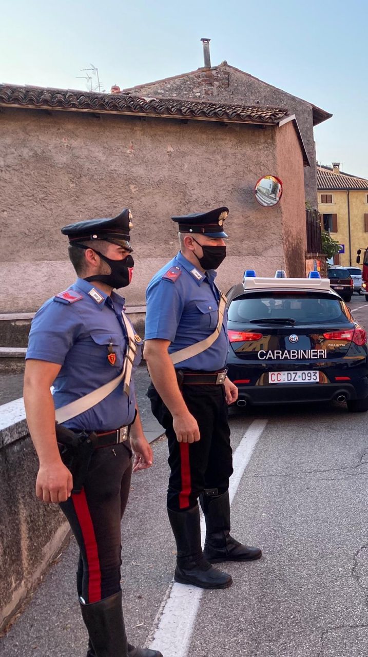 Ubriaco si scaglia contro i sanitari e ferisce con calci e pugni i Carabinieri