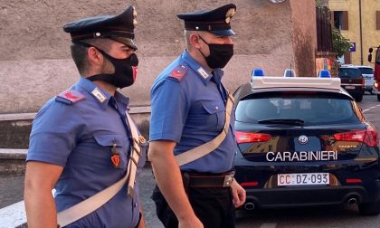 Ubriaco si scaglia contro i sanitari e ferisce con calci e pugni i Carabinieri