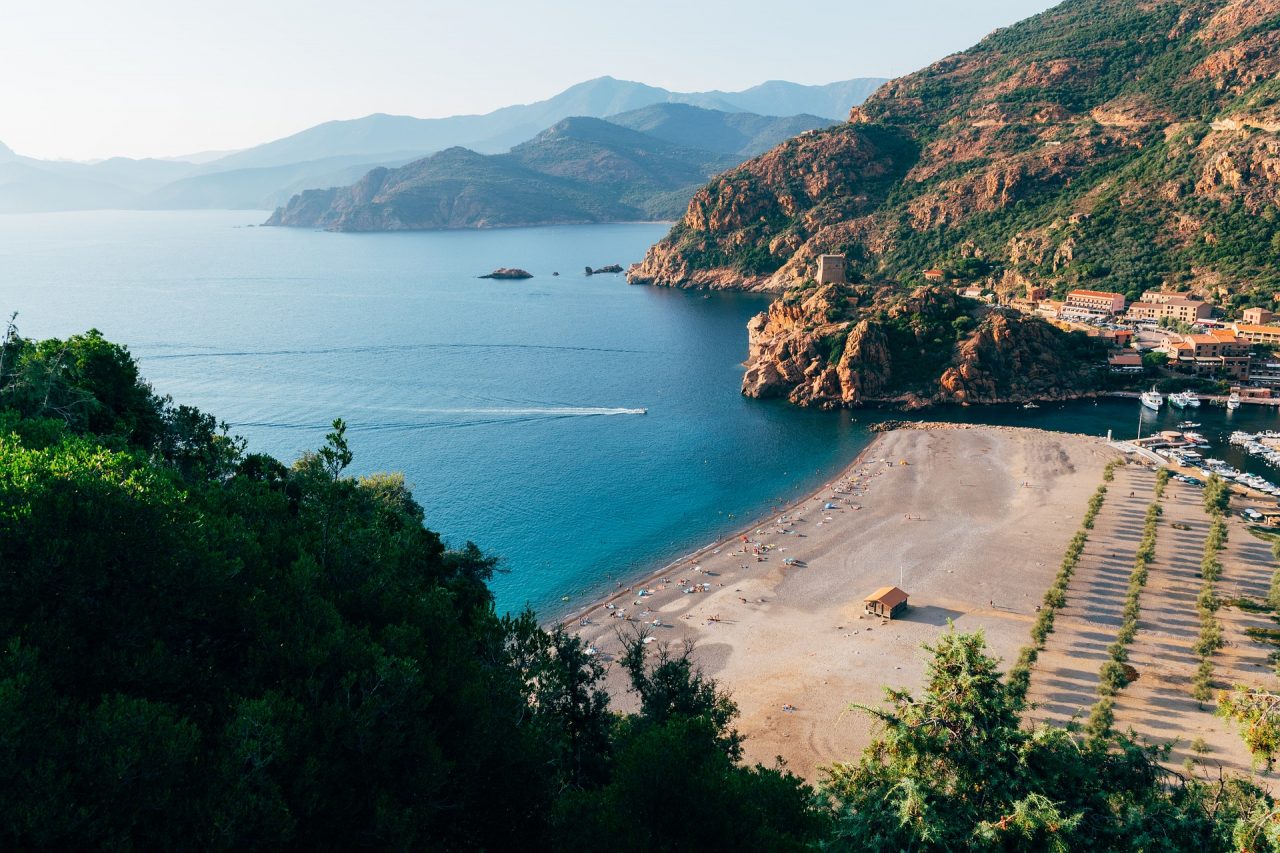 Veronese tenta di annullare il viaggio in Corsica ma il tour operator è irreperibile
