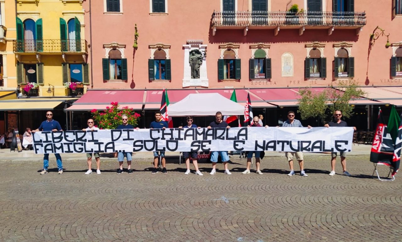 Forza Nuova Verona: “Liberi di chiamarla Famiglia… solo se è naturale”, esposto striscione in Piazza Bra