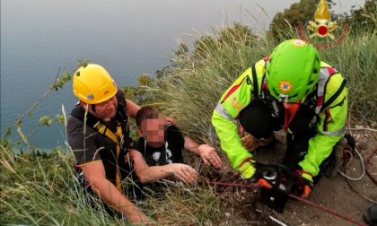 Tragedia sfiorata nella notte sulla Rocca del Garda, giovane escursionista scivola: salvato prima del dirupo