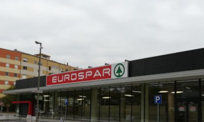 Riempie due zaini con 7 bottiglie di liquori all'Eurospar e tenta la fuga, 26enne nei guai