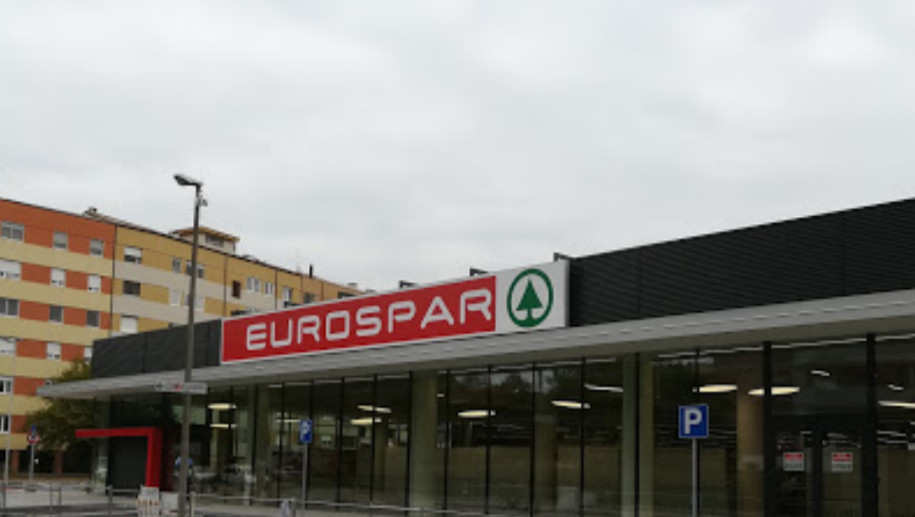 Riempie due zaini con 7 bottiglie di liquori all’Eurospar e tenta la fuga, 26enne nei guai