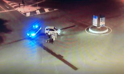 Furgone perde una lavasciuga e un’idropulitrice, conducente si allontana senza recuperarli VIDEO