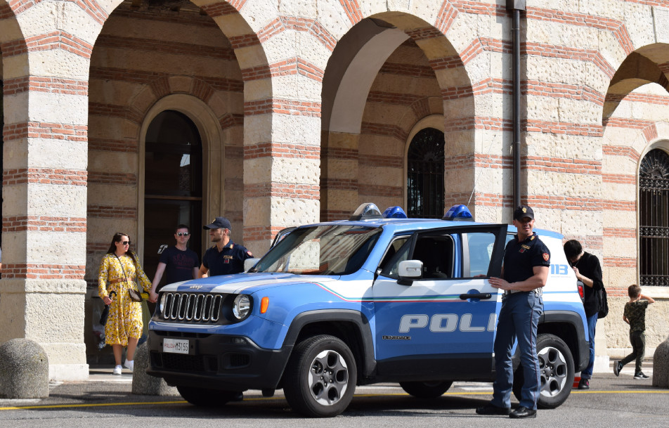 Ragazzo prende a calci e pugni gli agenti dopo che gli hanno chiesto di allontanarsi dai binari