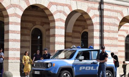 Ruba uno zaino sulla spiaggia a Peschiera del Garda ma viene fermato in stazione a Verona
