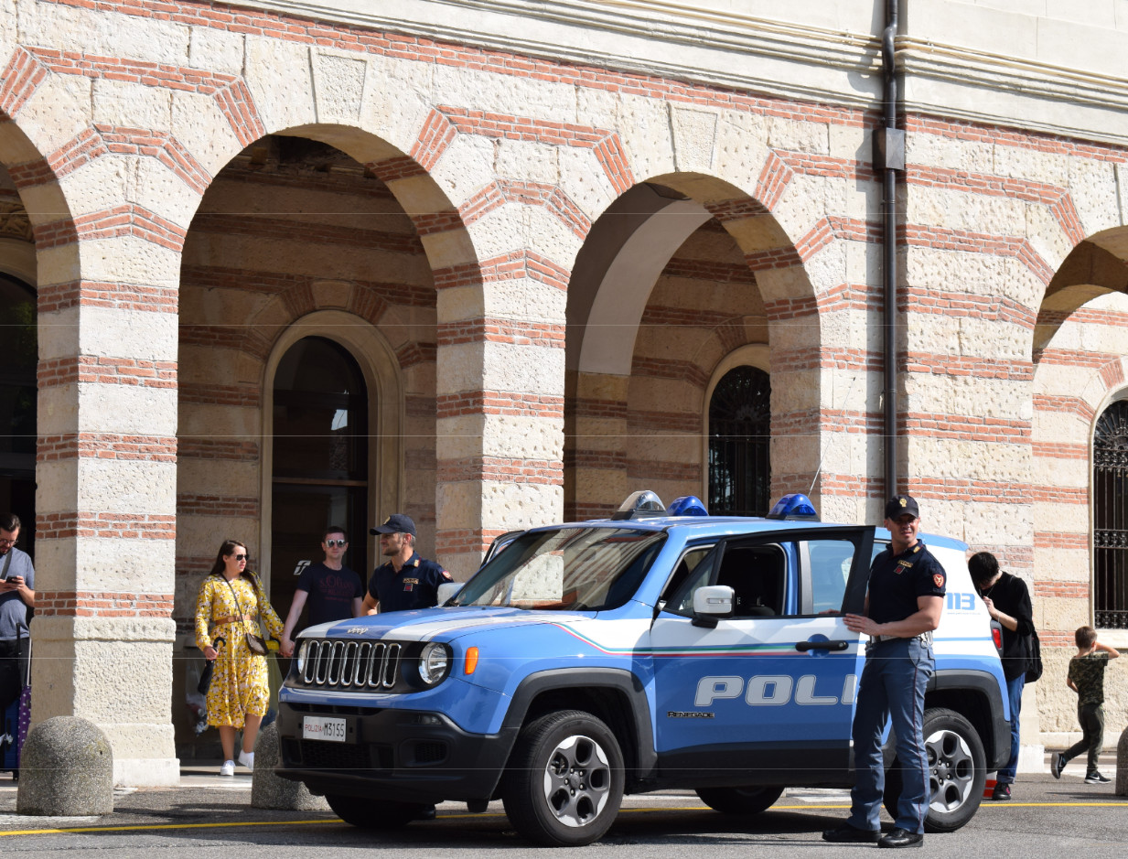 Ruba uno zaino sulla spiaggia a Peschiera del Garda ma viene fermato in stazione a Verona
