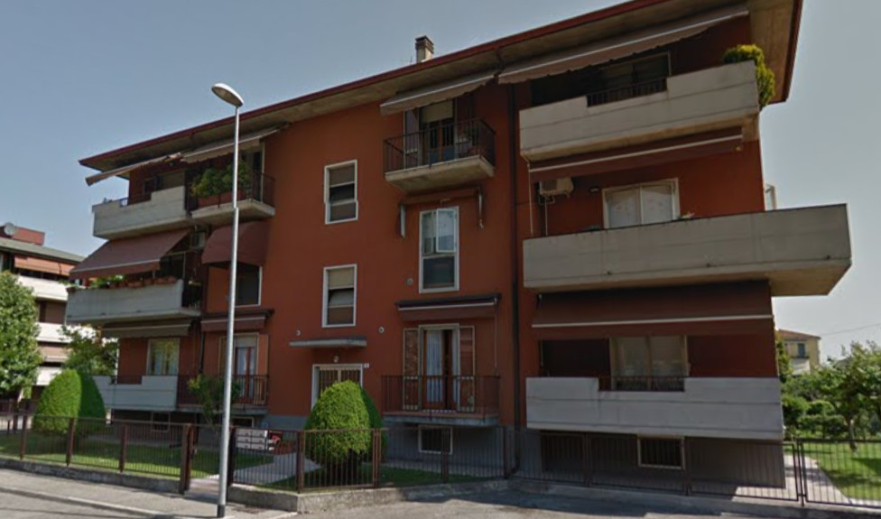 Bambina di 7 anni a casa da sola si arrampica sulla ringhiera del balcone e fa un volo di 8 metri