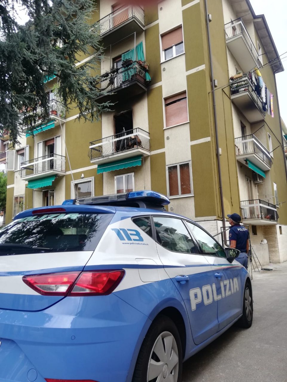 Tragedia sfiorata a Verona: palazzo in fiamme, gli agenti salvano due condomini intrappolati